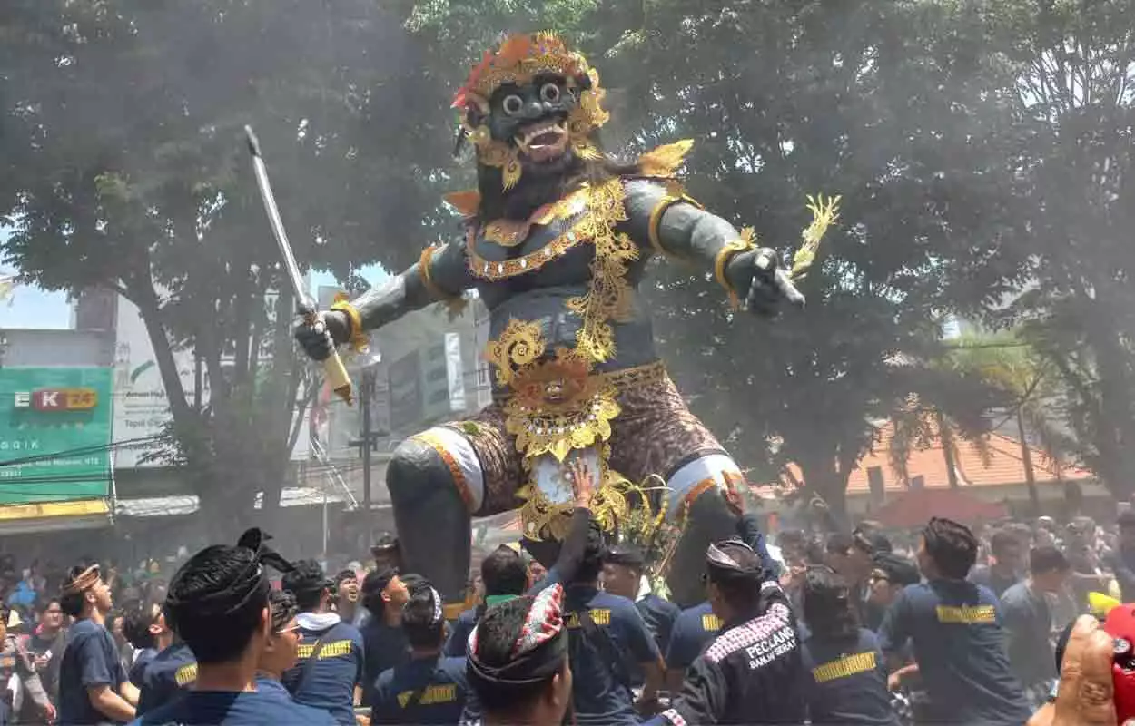 Parade Ogoh Ogoh Di Mataram Diikuti Sekolah Hingga Kabupaten Lain Di