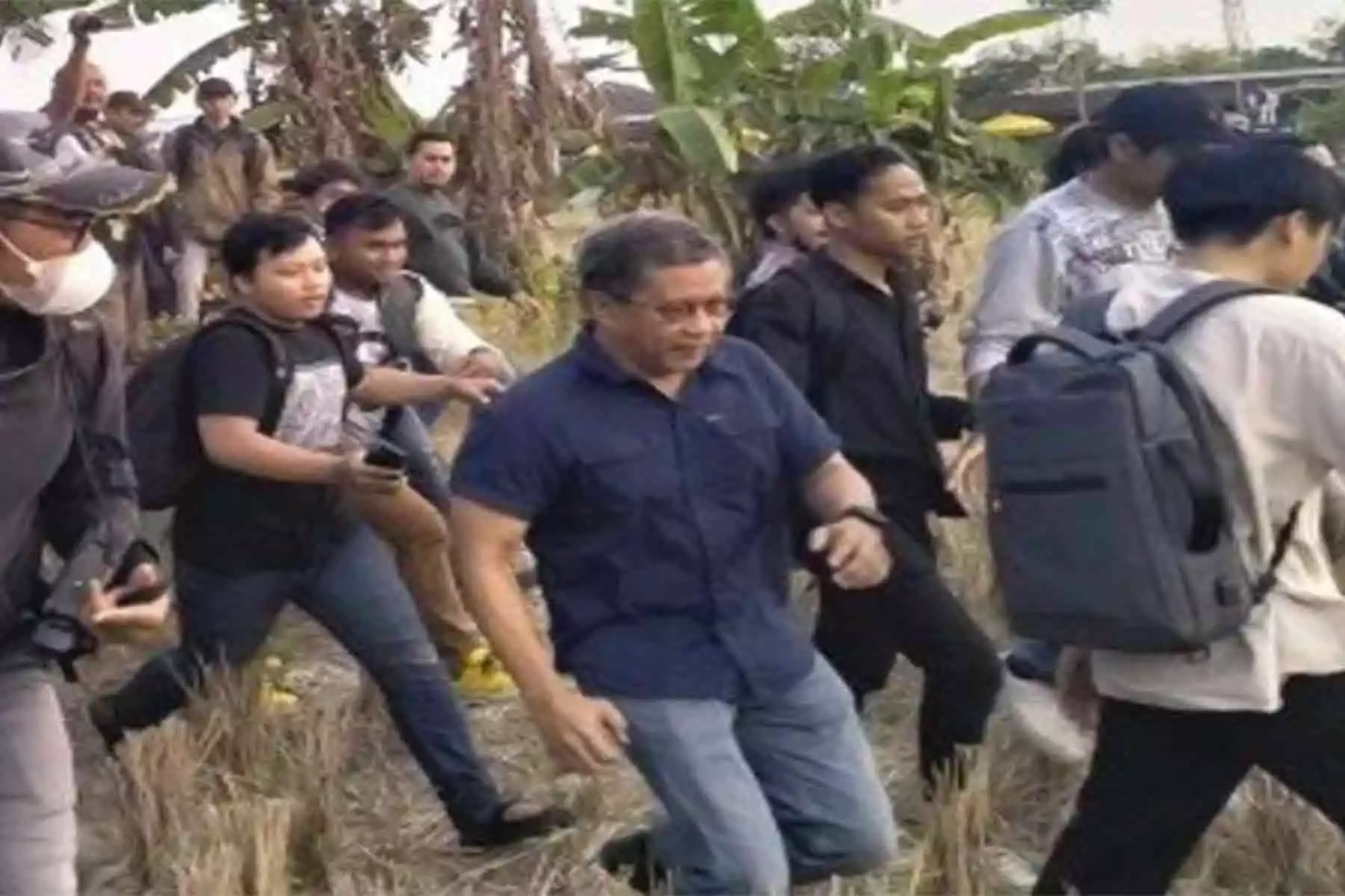 Diskusi Rocky Gerung Dan Refly Harun Ditolak Warga Hingga Lari Ke Sawah