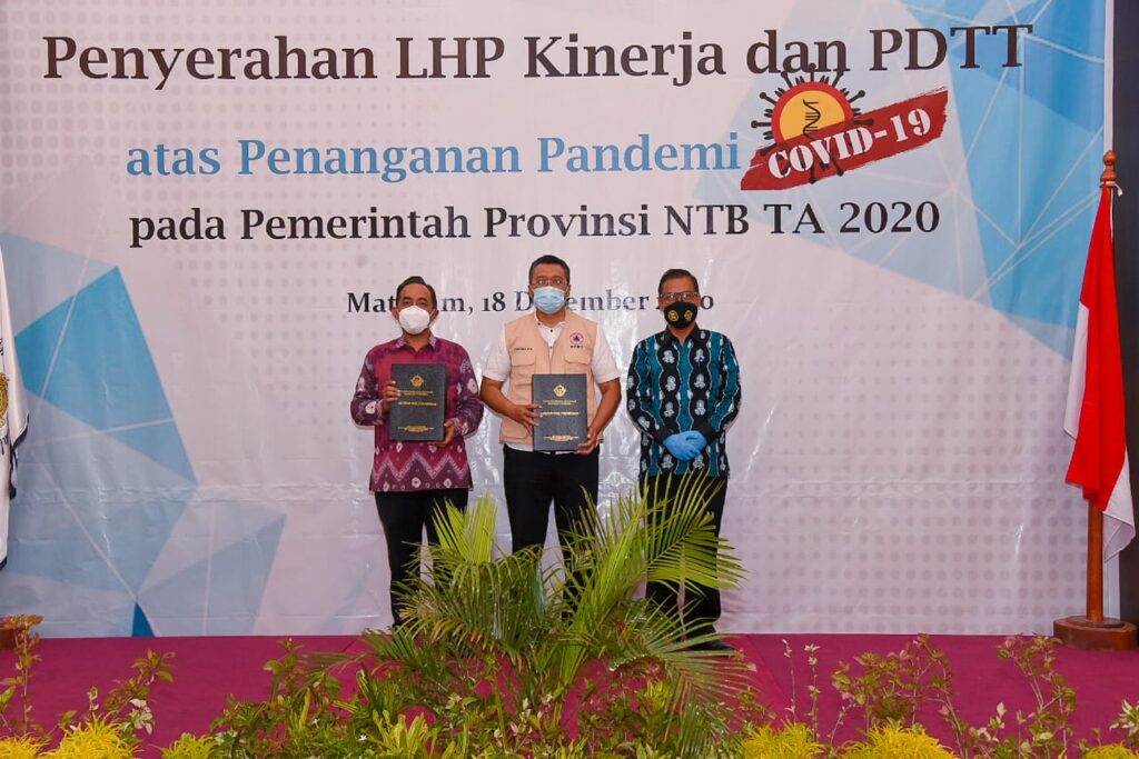 Kepala BPK NTB Hery Purwanto menyerahkan LHP kepada Gubernur NTB, H. Zulkieflimansyah, di kantor BPK NTB, Jumat, 18 Desember 2020. (Humas NTB)