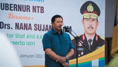 Mantan Kapolda NTB yang kini menjabat Koordinator Staf Ahli Kapolri, Nana Sudjana saat menyampaikan sambutan dalam kunjungannya ke NTB, Sabtu, 2 Januari 2020. (Humas NTB)