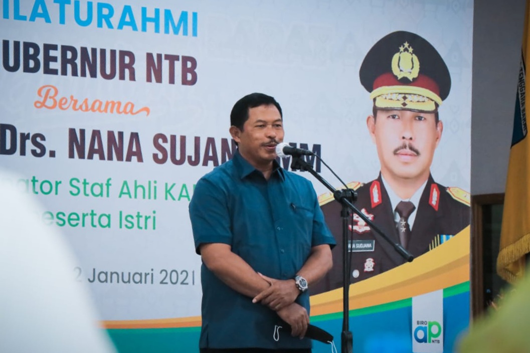 Mantan Kapolda NTB yang kini menjabat Koordinator Staf Ahli Kapolri, Nana Sudjana saat menyampaikan sambutan dalam kunjungannya ke NTB, Sabtu, 2 Januari 2020. (Humas NTB)