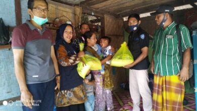 Proses penyaluran bantuan untuk balita yang mendapatkan atensi dari Gubernur NTB. (Suara NTB/ist)