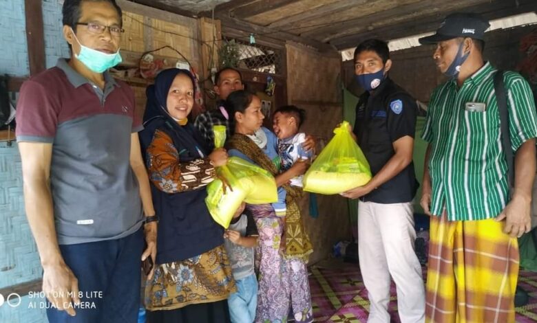 Proses penyaluran bantuan untuk balita yang mendapatkan atensi dari Gubernur NTB. (Suara NTB/ist)