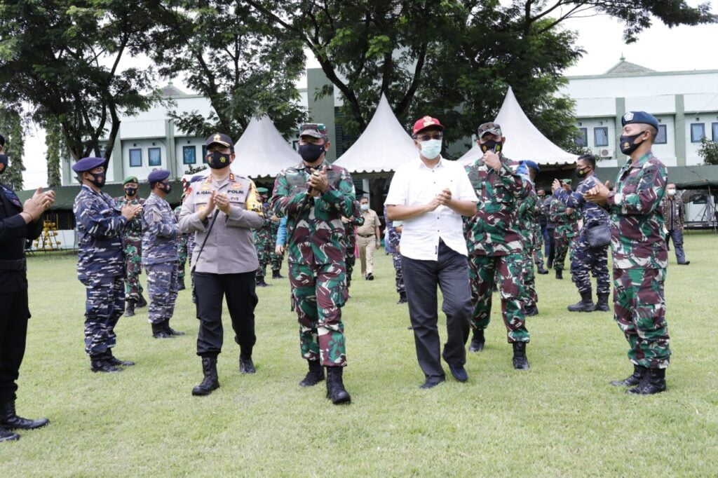 Gubernur NTB, H. Zulkieflimansyah bersama Pangdam IX Udayana, Maruli Simanjutak dalam acara kunjungan kerjanya di Provinsi NTB, Selasa, 19 Januari 2021. (DiskominfotikNTB)