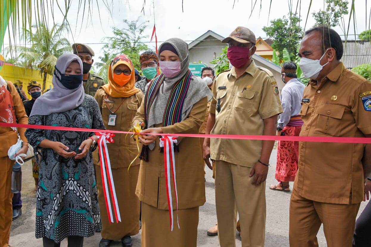 Wakil Gubernur NTB, Hj. Sitti Rohmi Djalilah saat meresmikan penataan fasilitas destinasi dan kelembagaan desa Sugian, Lombok Timur, Senin, 1 Februari 2021. (sumber: diskominfotikntb)