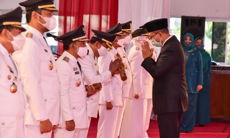 Gubernur NTB, Dr. H. Zulkieflimansyah, memberikan ucapan selamat usai melantik enam pasangan kepala daerah yang terpilih dalam Pilkada 2020, di Gedung Graha Bhakti Praja Kompleks Kantor Gubernur, Jumat, 26 Februari 2021. (Sumber: DiskominfotikNTB)