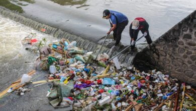 Aksi bersih-bersih yang dilakukan warga, untuk menyukseskan program zero waste di 50 desa di NTB. (Sumber: Diskominfotik NTB)