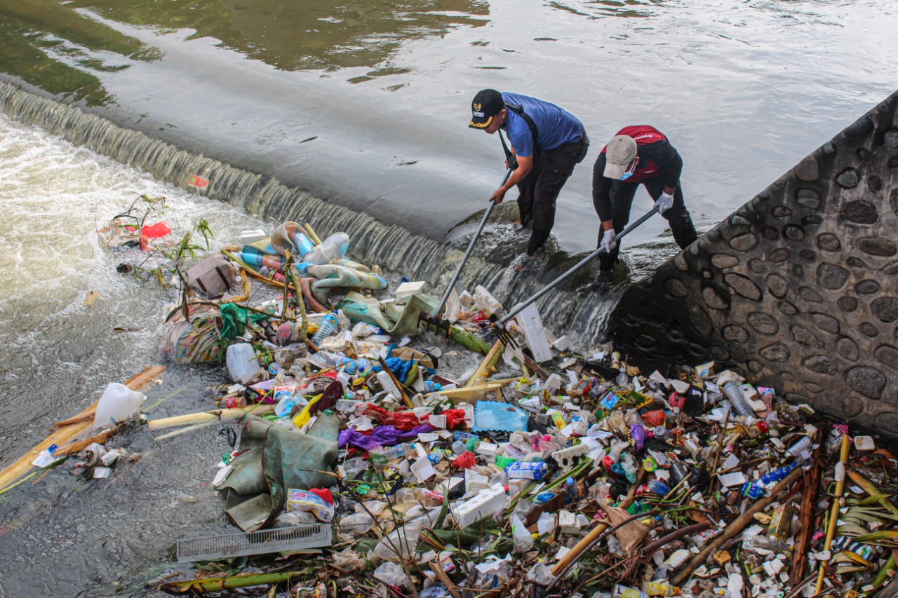 Aksi bersih-bersih yang dilakukan warga, untuk menyukseskan program zero waste di 50 desa di NTB. (Sumber: Diskominfotik NTB)