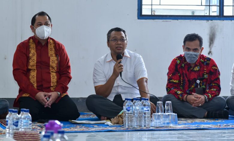 Gubernur NTB, Dr. H. Zulkieflimansyah saat bertemu dengan nelayan di Kabupaten Lotim, Kamis 18 Februari 2021. (Sumber: Diskominfotik NTB)