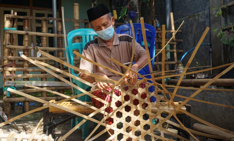 Pengrajin anyaman lontar di Desa Suradadi Kabupaten Lombok Timur. (r/diskominfotikntb)