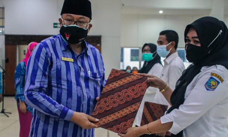 Sekda NTB, H. L. Gita Ariadi, saat menyerahkan Surat Keputusan pengangkatan 220 orang Pegawai Pemerintah dengan Perjanjian Kerja (PPPK) formasi tahun 2019 di Graha Bhakti Praja, Kamis, 18 Februari 2021.(Sumber:Diskominfotik NTB)