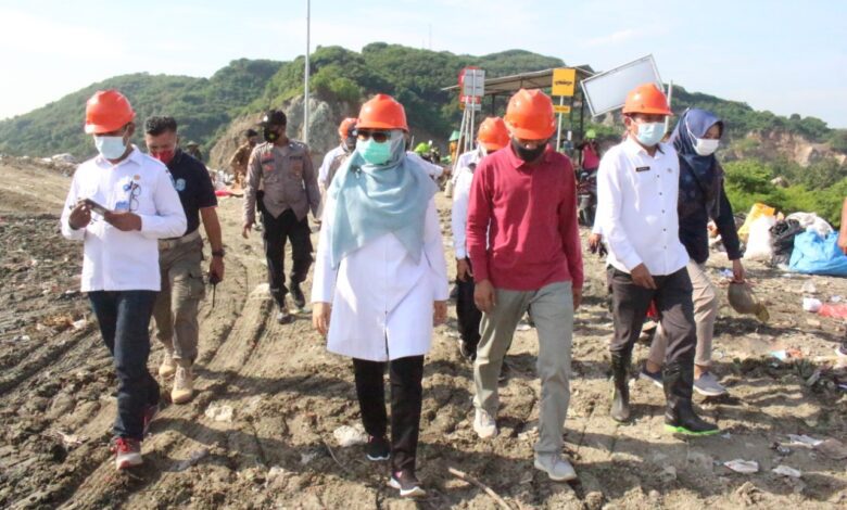 Wagub NTB, Hj. Sitti Rohmi Djalilah, saat mengunjungi TPA Regional Kebon Kongok, Desa Suka Makmur, Kecamatan Gerung, Lombok Barat Rabu, 3 Maret 2021. (Sumber: Diskominfotik NTB)