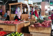 Pedagang daging sapi di Pasar Pagesangan Kota Mataram Idulfitri