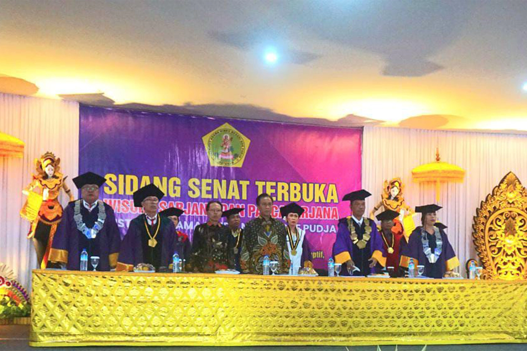 Iahn Gde Pudja Mataram Gelar Sidang Senat Terbuka Wisuda Sarjana Dan