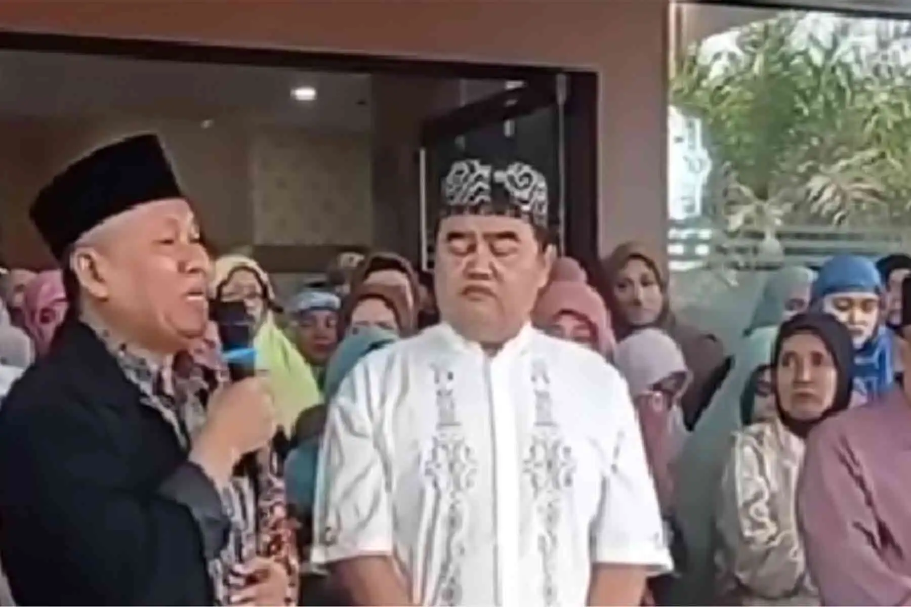 Isak Tangis Guru Besar Unram Pecah Saat Terima Jenazah Anaknya - NTBSatu