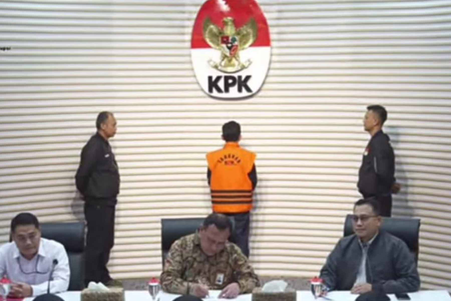 BREAKING NEWS - Mantan Wali Kota Bima Resmi Ditahan KPK - NTBSatu