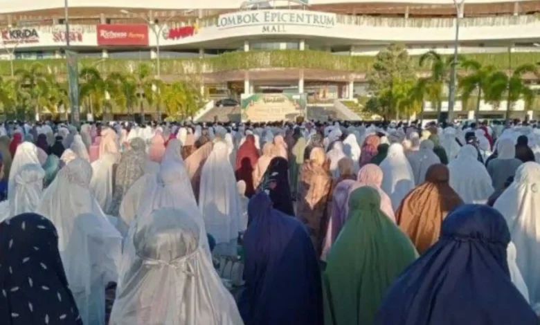 Salat IdulFitri lapangan parkir di Lombok Epicentrum Mall