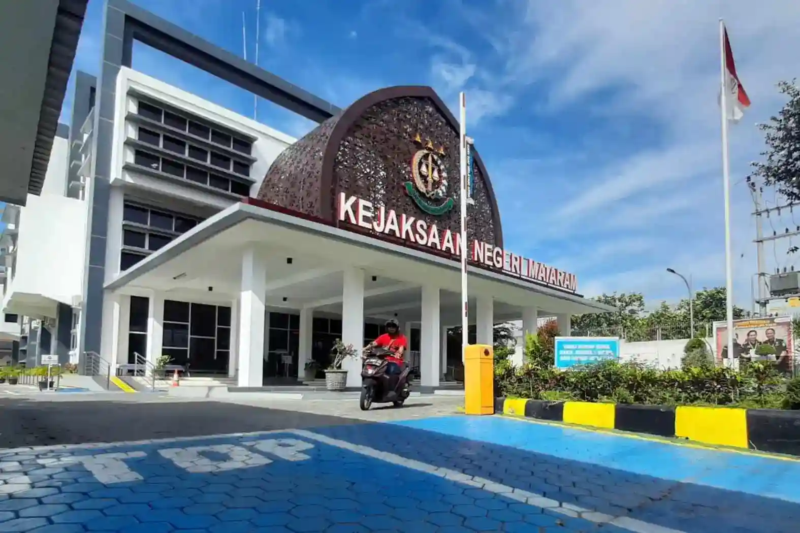 Gedung Kejari Mataram Jaksa Usut Kasus Bansos DPRD Kota Mataram
