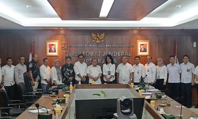 Momen Haji Mo berbicara mendukung SPAM Ai Ngelar di Kantor Kementerian PUPR.