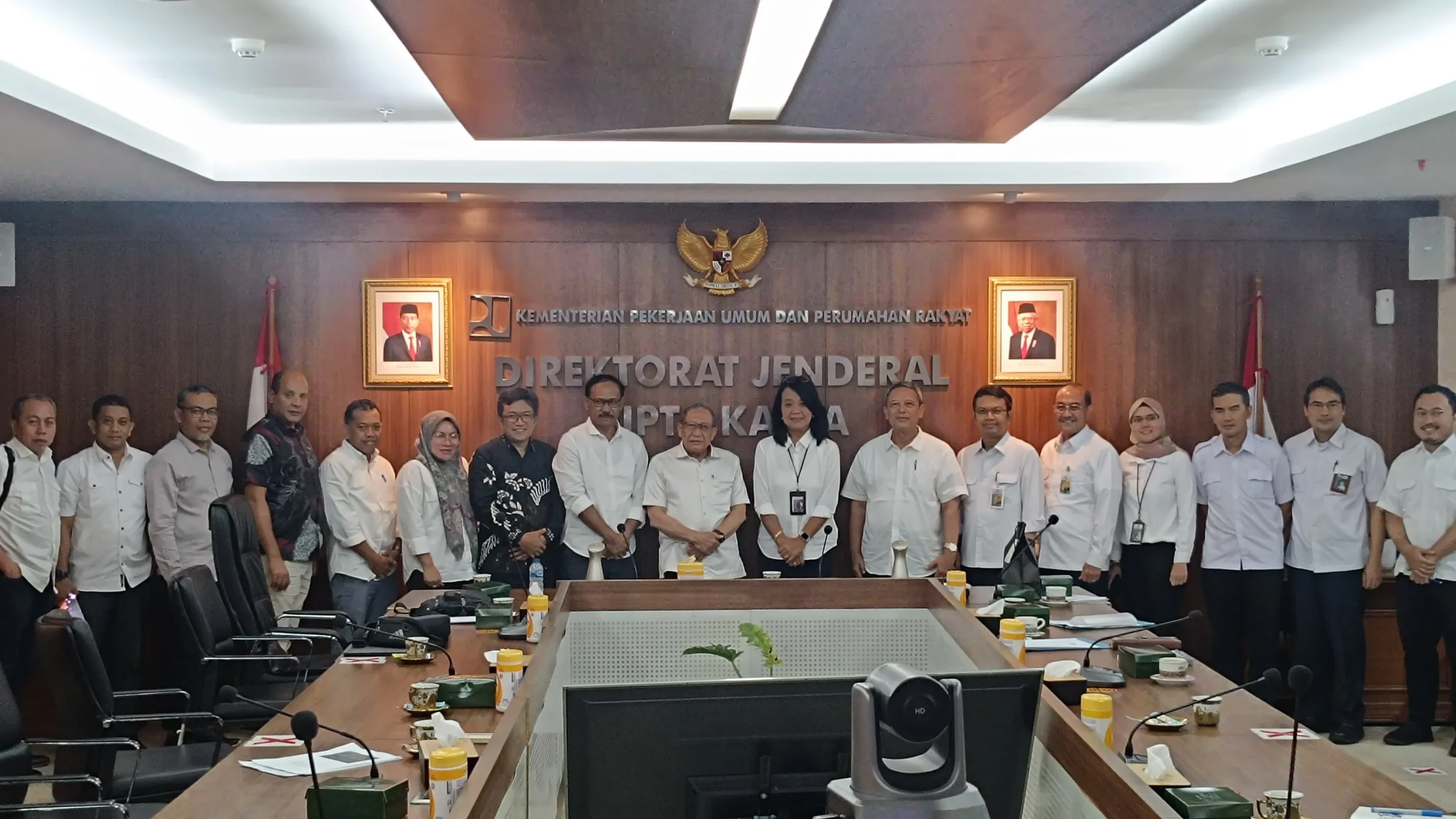 Momen Haji Mo berbicara mendukung SPAM Ai Ngelar di Kantor Kementerian PUPR.