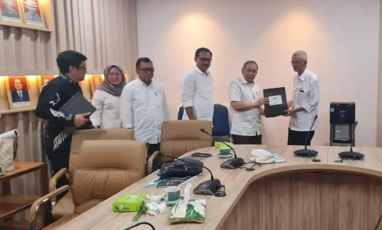 Haji Mo (dua dari kanan) meraih penghargaan di Kementerian PUPR