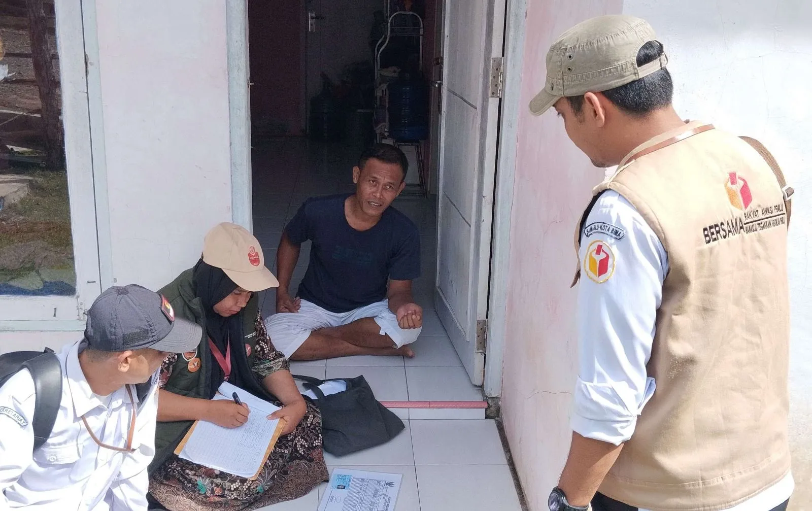 Tim Bawaslu Kota Bima, saat melakukan uji petik dan pengawasan terhadap proses Coklit di Kota Bima. Foto: Istimewa