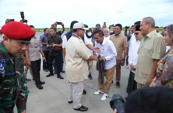 Pathul Bahri menyalami Prabowo Subianto