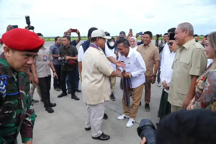 Pathul Bahri menyalami Prabowo Subianto