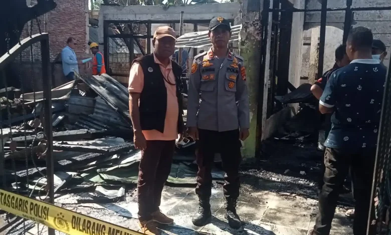 Rumah milik Penisiunan Polisi di Kelurahan Rabangodu Utara Kota Bima yang hangus terbakar. Foto: Istimewa
