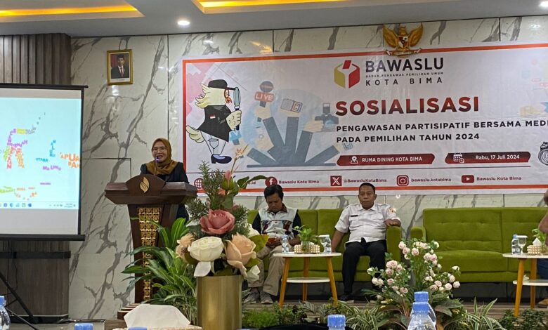 Bawaslu Kota Bima saat memberikan arahan kepada media massa