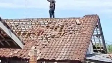 pria lombok timur rusak atap