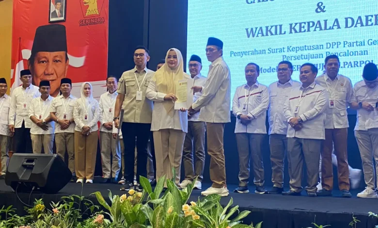 Pasangan Iqbal-Dinda terima SK B1KWK Partai Gerindra