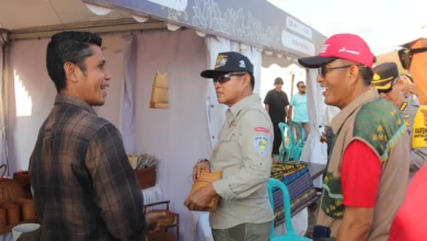 Pj Gubernur NTB, Hassanudin dan Kepala Dispar NTB, Jamaluddin Malady, saat berkunjung ke stand UMKM di Mandalika. Foto: Istimewa