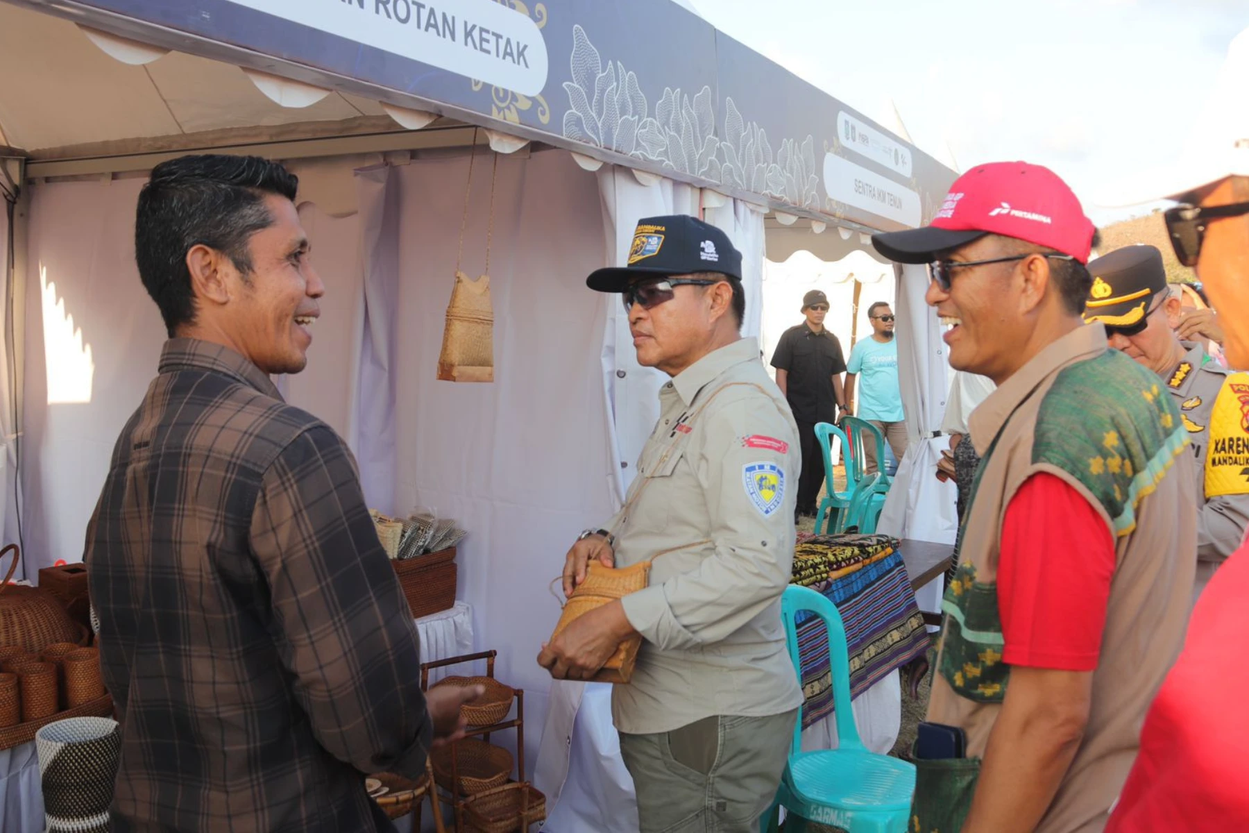 Pj Gubernur NTB, Hassanudin dan Kepala Dispar NTB, Jamaluddin Malady, saat berkunjung ke stand UMKM di Mandalika. Foto: Istimewa