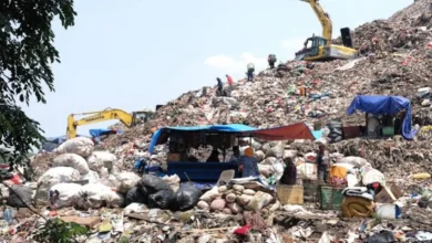 tumpukkan sampah plastik