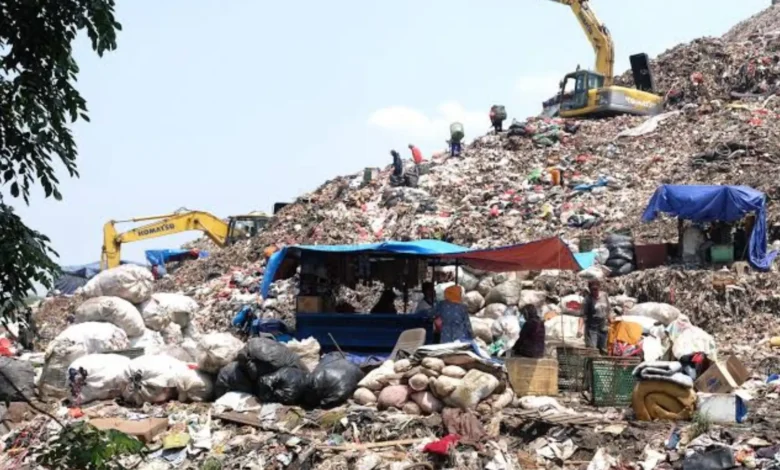 tumpukkan sampah plastik