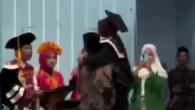 Seorang Ayah Gendong Putrinya saat prosesi wisuda