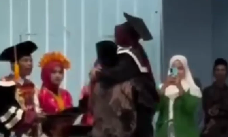 Seorang Ayah Gendong Putrinya saat prosesi wisuda