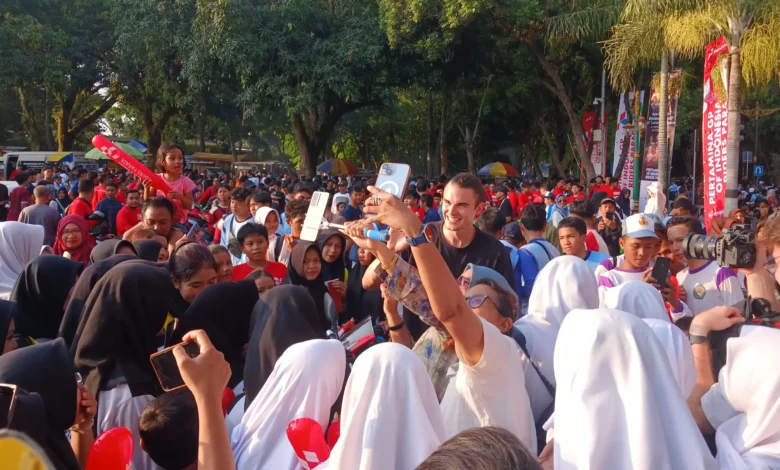 Antusiasi Pelajar saat parade pembalap motogp