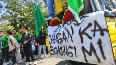 Aksi Demo Pelantikan Anggota DPRD Kota Bima