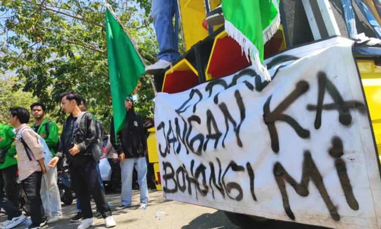 Aksi Demo Pelantikan Anggota DPRD Kota Bima