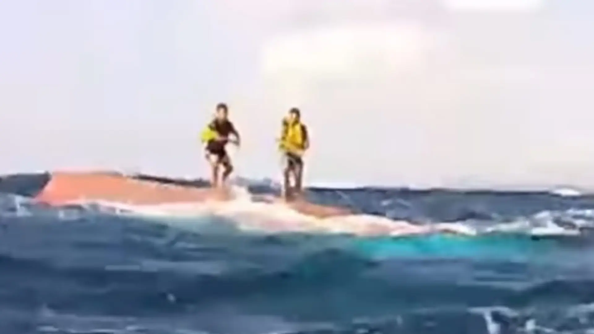 Kapal Pengangkut Tenggelam di Perairan Gili Meno