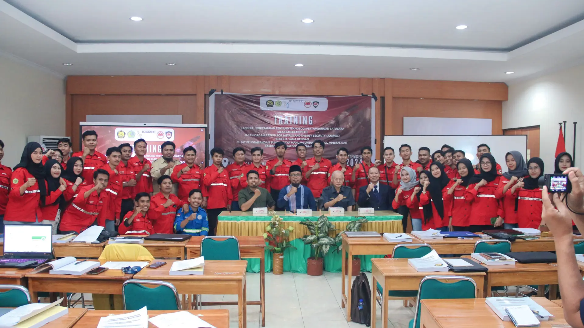 Ummat tuan rumah training internsional pertambangan