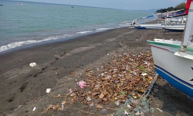 volume sampah pesisir meningkat di kota mataram
