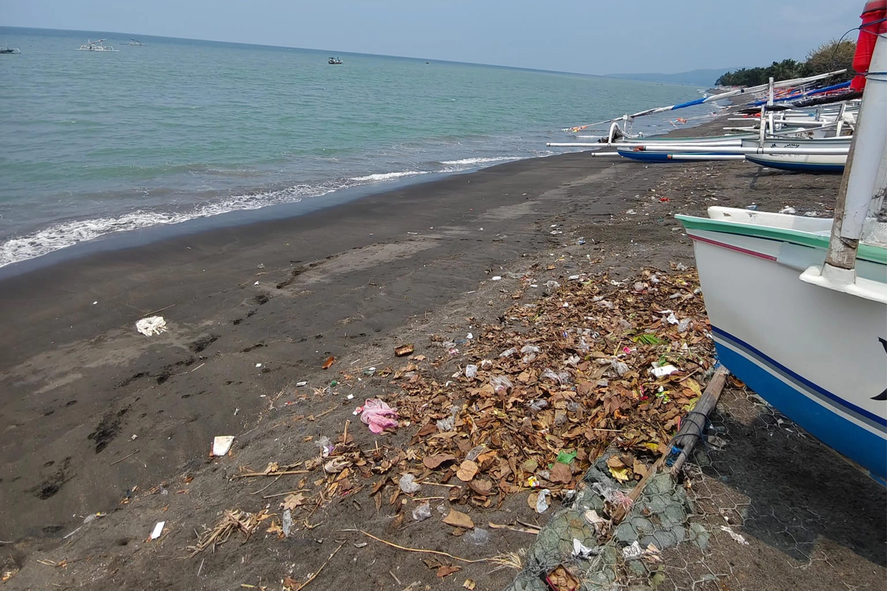 volume sampah pesisir meningkat di kota mataram