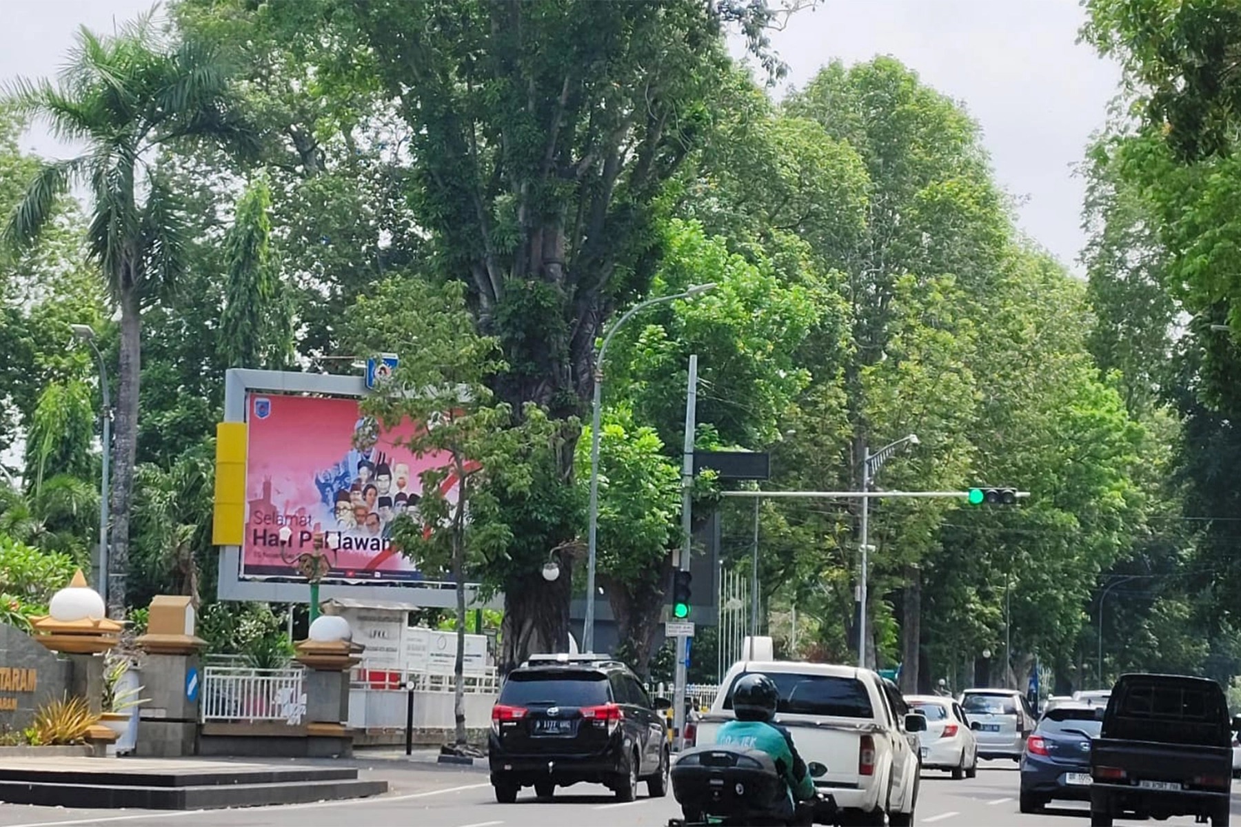 Pemangkasan Ranting Pohon di Kota Mataram