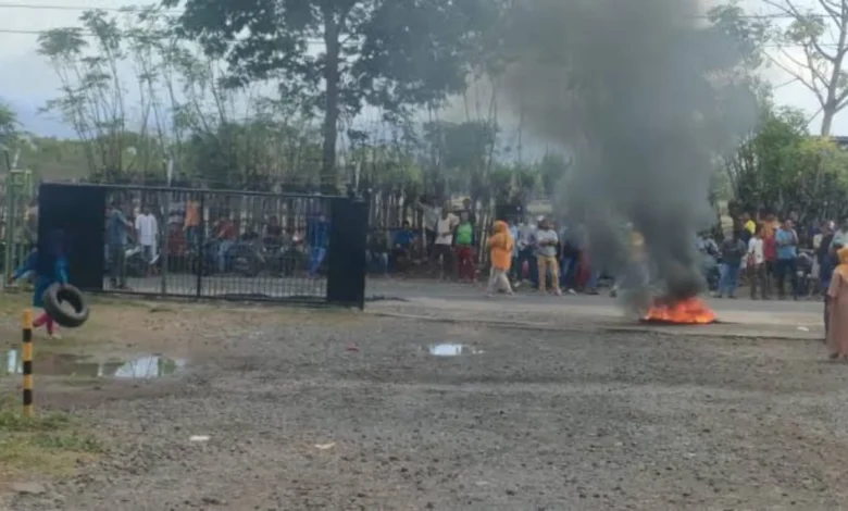 Aksi demontrasi yang berujung perusakan fasilitas PT STM