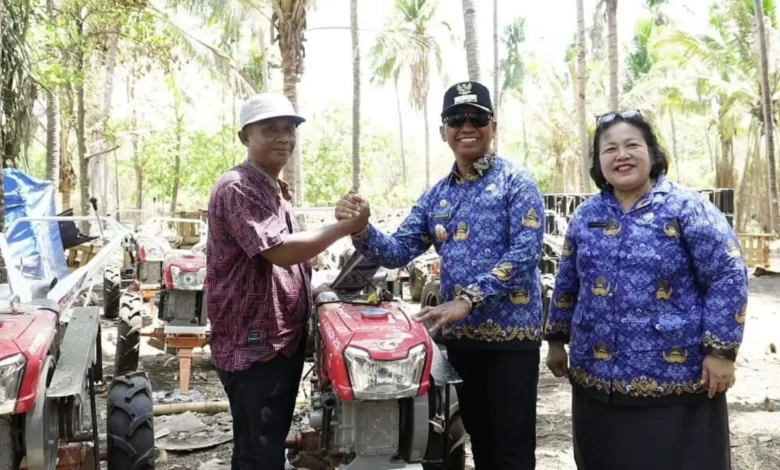 Pjs Bupati Sumbawa Serahkan Alsintan untuk Petani Guna Tingkatkan Produktivitas