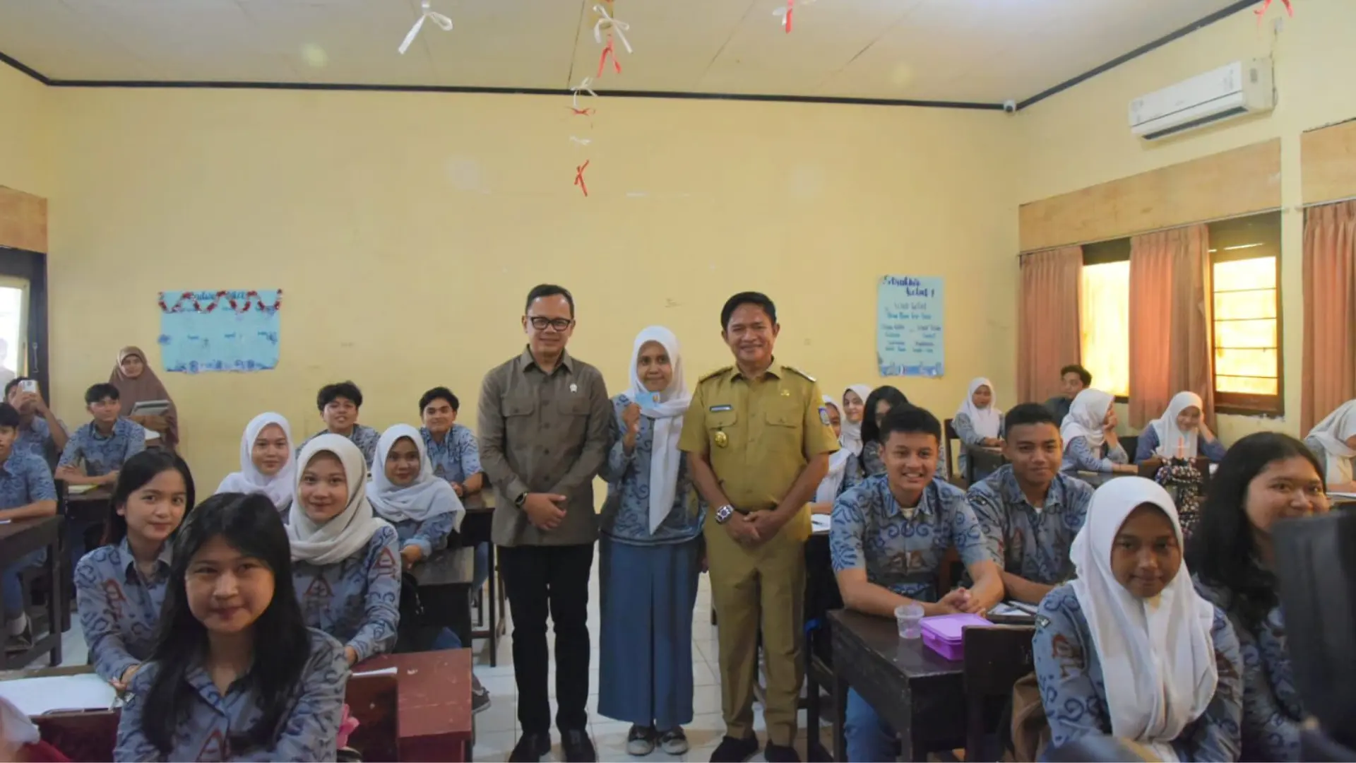 Wamendagri Bima Arya Berkunjung ke SMAN 1 Mataram