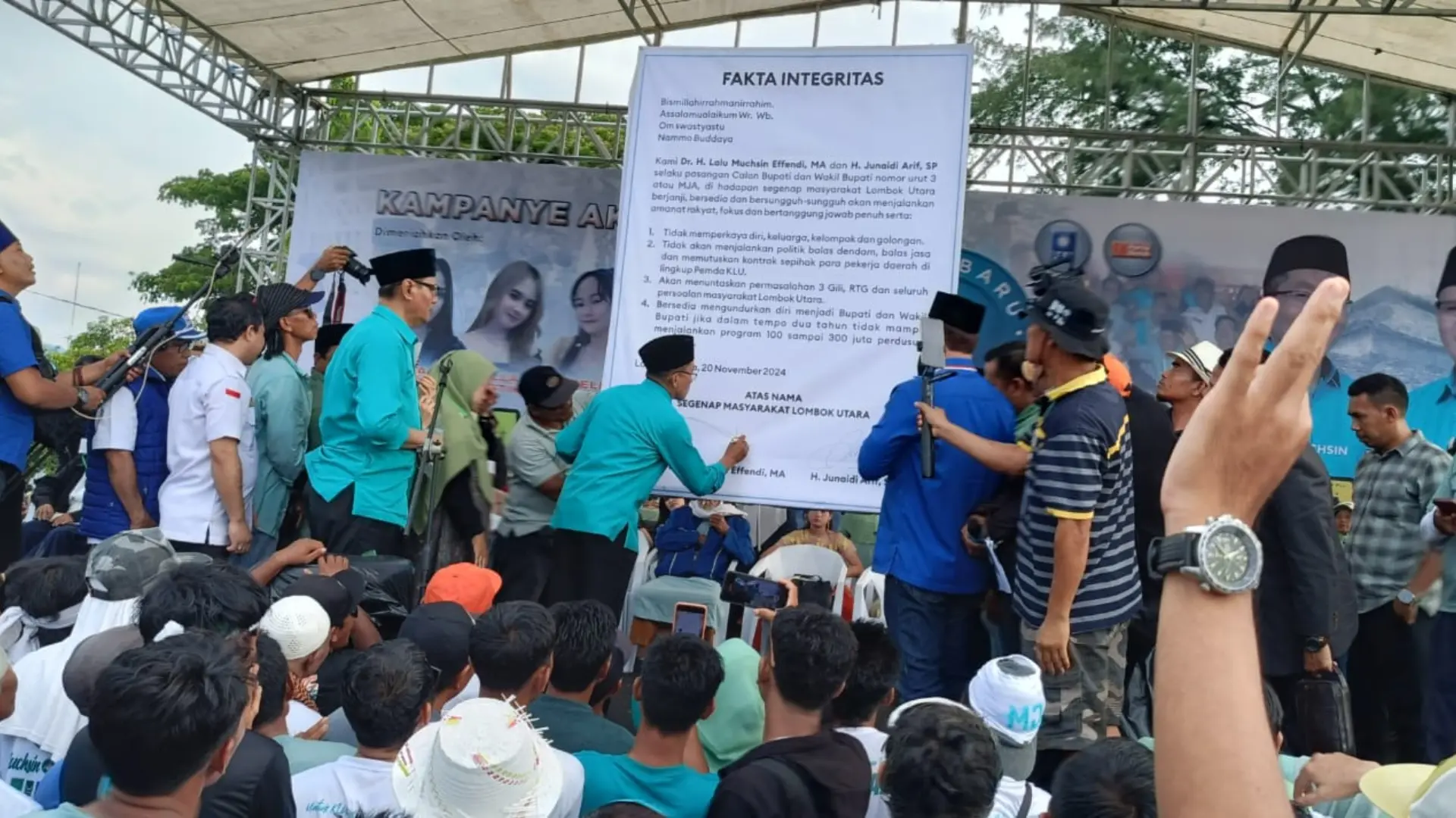Penandatanganan pakta integritas oleh pasangan MJA